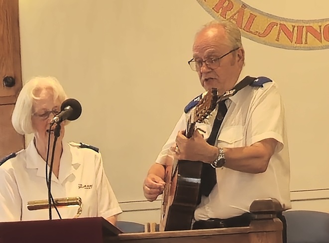 Per-Göran och Inger Gniste ledde gudstjänsten  under lördagskvällen den 28/6/24 hos Frälsningsarmén i Varberg.