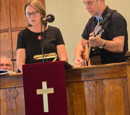 Ann-Marie och Timo Teittinen ledde lovsången tillsammans med Per-Göran hos Frälsningsarmén i Varberg